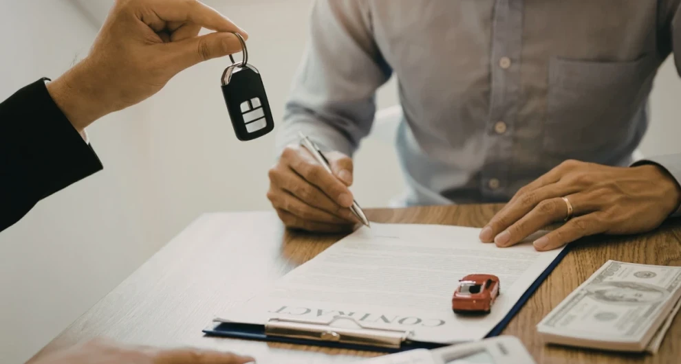 Lease auto wordt overhandigt
