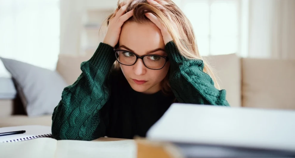 Vrouw die gestresst is tijdens werk