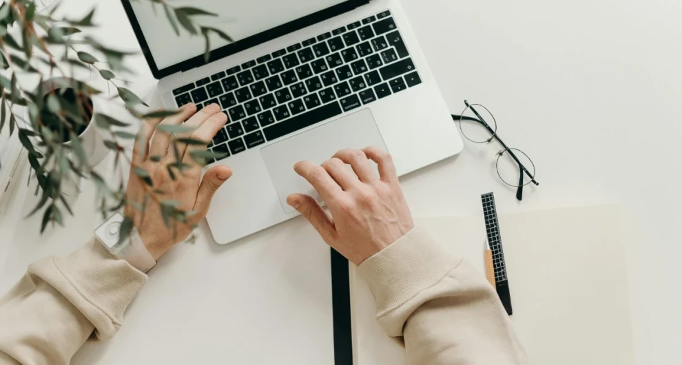 Persoon aan het werk op een laptop