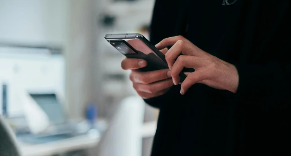 Persoon op telefoon