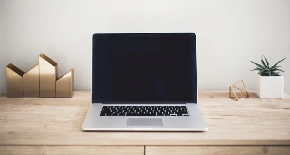 Een laptop op een tafel