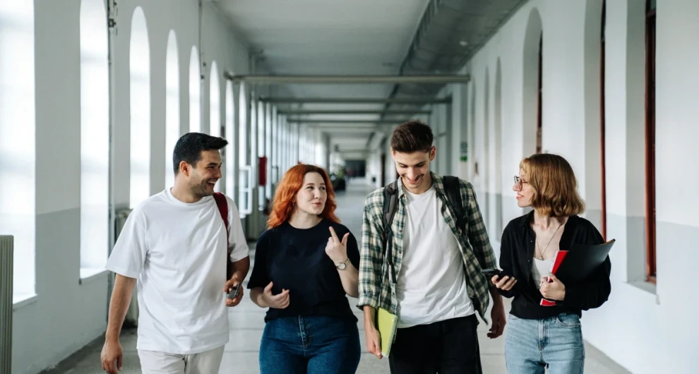 studenten die praten over hun bijbaan