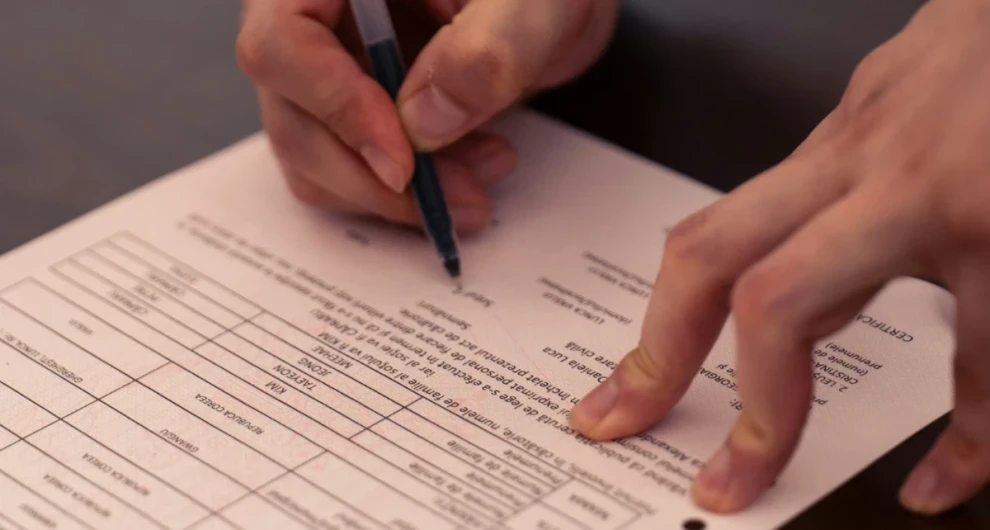 Persoon die concurrentiebeding tekent
