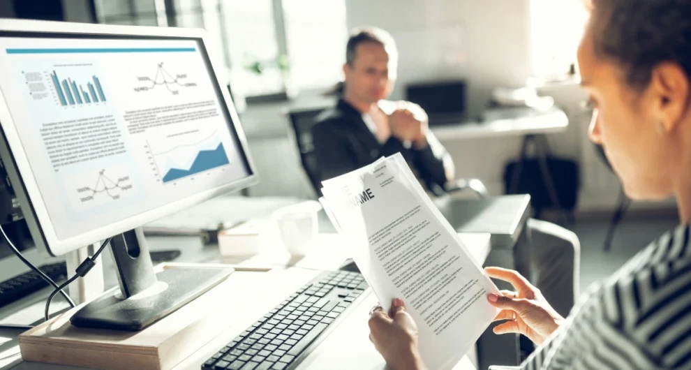 Persoon die hr regels leest