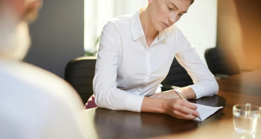 persoon die arbeidsvoorwaarden ondertekent