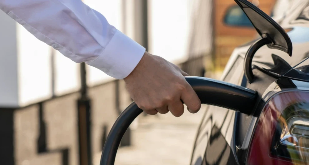 Persoon die auto oplaadt