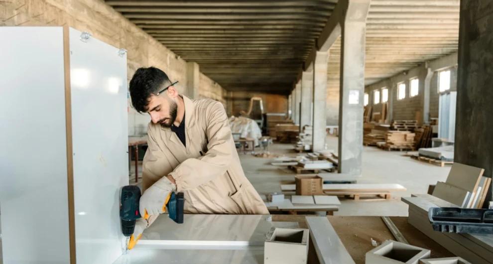 man aan het werk in techniek sector